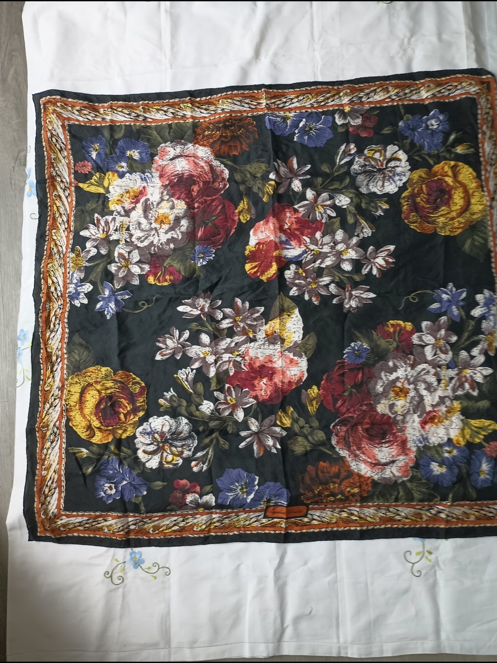 Emanuel Geraldo Silk scarf features a floral pattern in shades of orange and Red - Picture 6 of 6